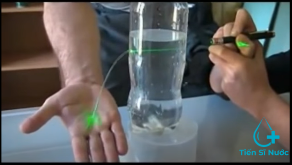 Thí nghiệm uốn cong ánh sáng laser qua chai nước 