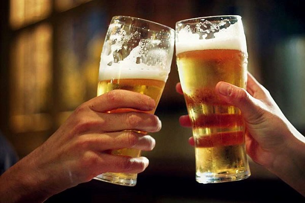 Tại sao 1 lon bia chứa khá ít calo nhưng lại gây béo bụng?