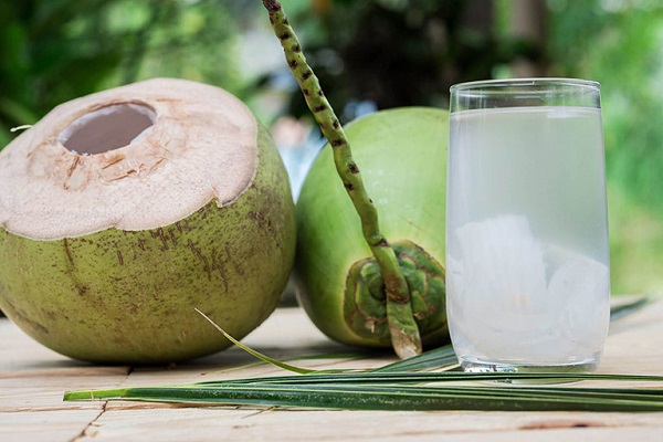 Nước dừa chứa rất ít calo nên hỗ trợ tốt quá trình giảm cân