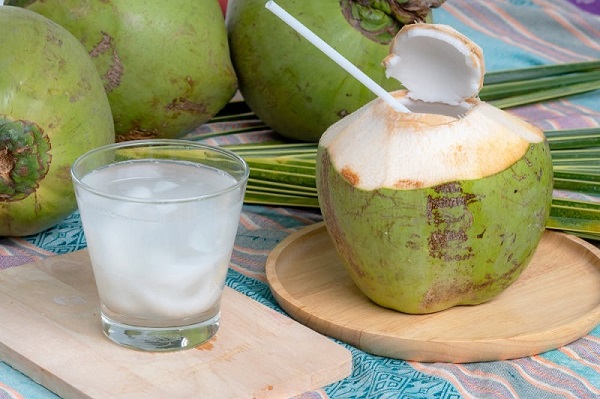 Uống dừa giúp ngăn ngừa mất nước cho cơ thể 