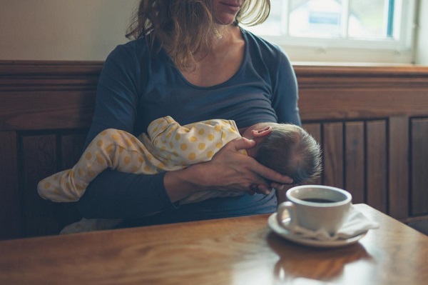 Phụ nữ đang cho con bú nên hạn chế uống cà phê