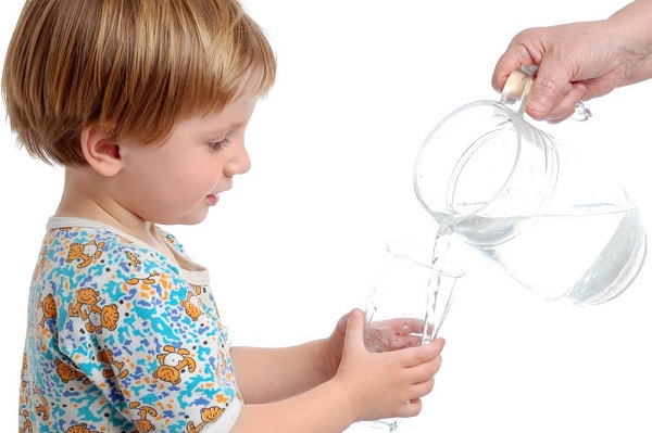 Trẻ em nên uống nước bù điện giải đủ liều lượng và phù hợp