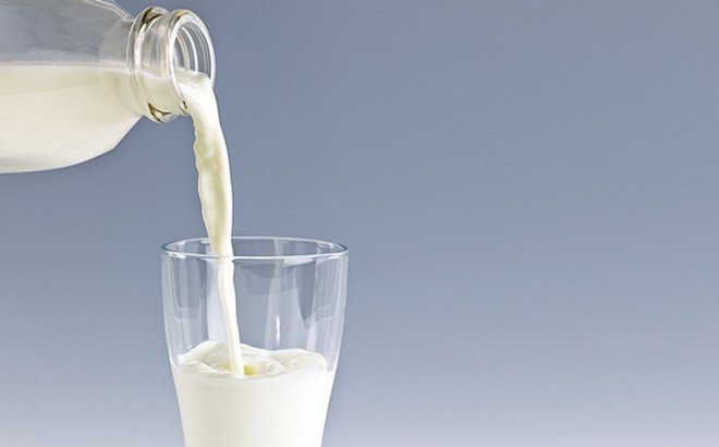 Có nên uống sữa khi đói hay không? Câu trả lời là không vì 4 lý do 