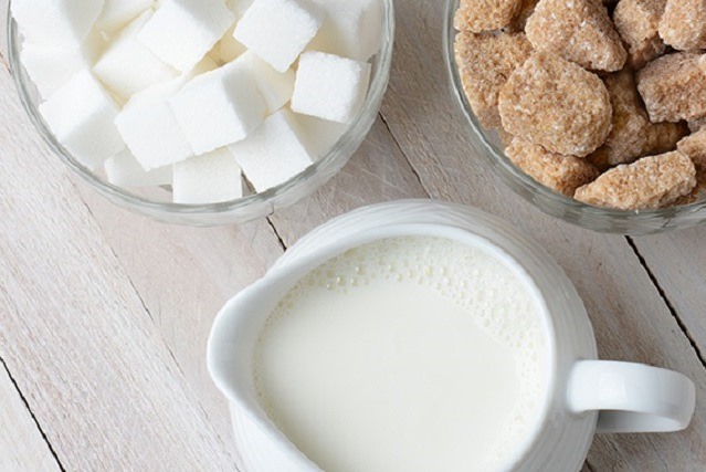 Thêm đường vào sữa nóng có thể tạo ra chất độc hại cho cơ thể 