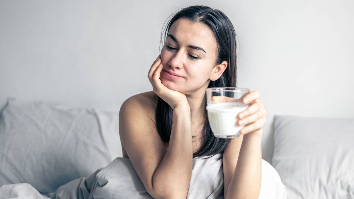 Một ly sữa nghệ sẽ giúp bạn giữ ấm và phòng ngừa cơn ho, cảm lạnh 