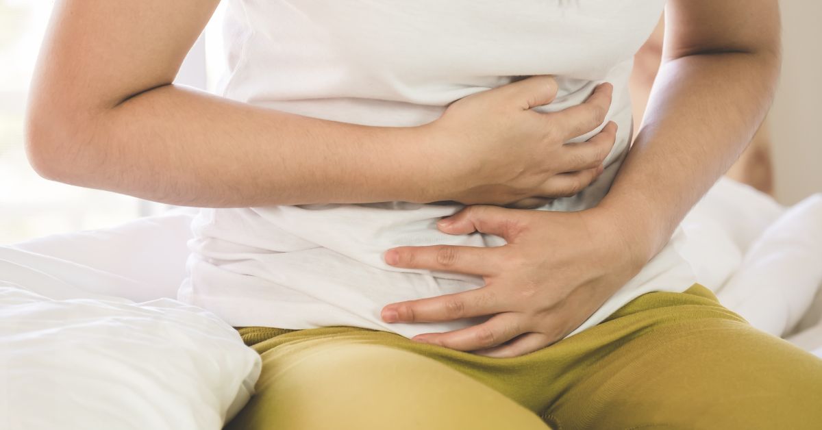 Thường xuyên đau bụng và đi đại tiện lẫn máu là dấu hiệu của bệnh táo bón nặng