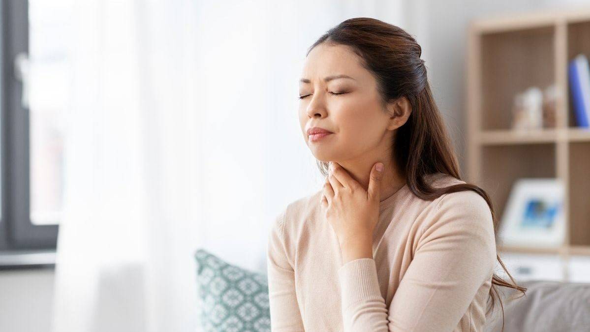 Người bị khàn tiếng có thể do nhiễm khuẩn hoặc bệnh lý về tai mũi họng