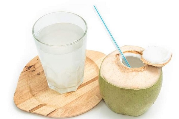 Nên uống nước dừa để bổ sung nước khi bị tiêu chảy