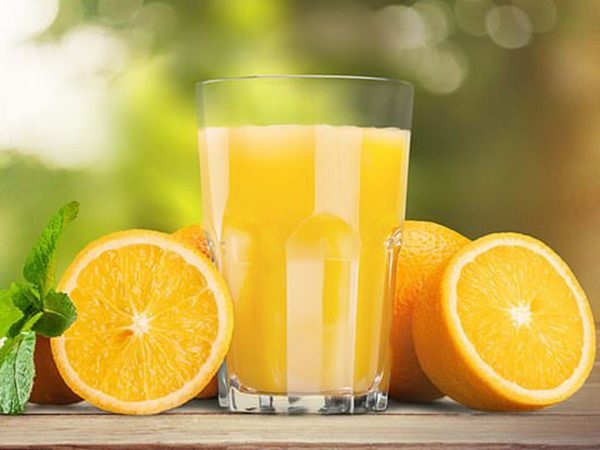 Tránh uống nước cam khi bụng đói và sau khi uống sữa