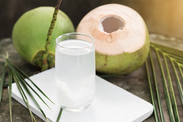 Tối có nên uống nước dừa không? Nên uống nước dừa vào lúc nào tốt nhất