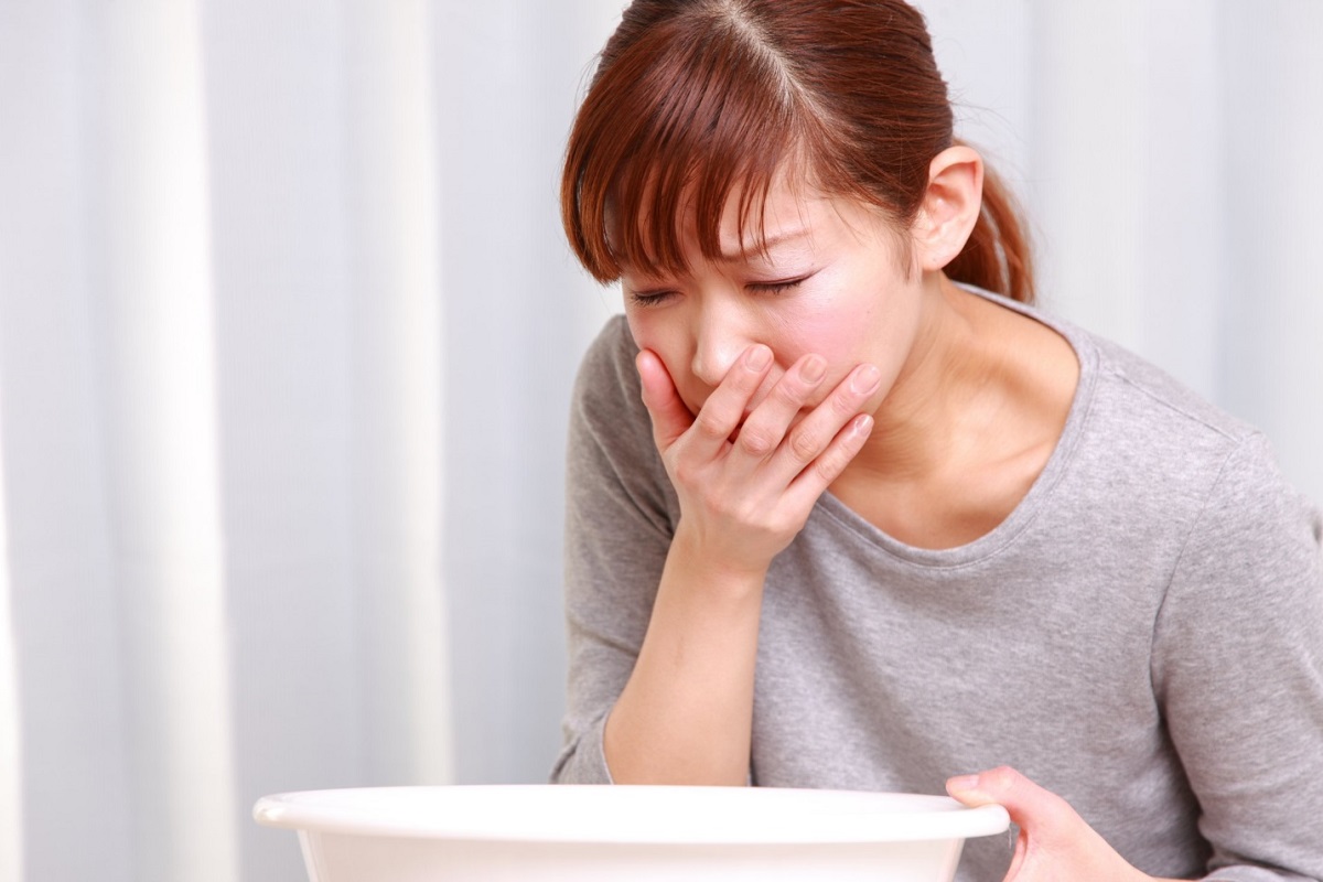 Trào ngược dạ dày sẽ có triệu chứng buồn nôn, mắc ói thường đi kèm với cảm giác nghẹn thức ăn