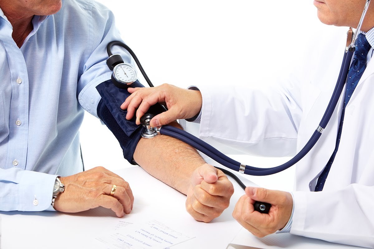 Thăm khám bác sĩ khi tụt huyết áp thường xuyên