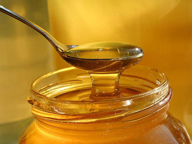 Mật ong trộn với bột nghệ là phương thuốc quý hỗ trợ chữa bệnh về da liễu