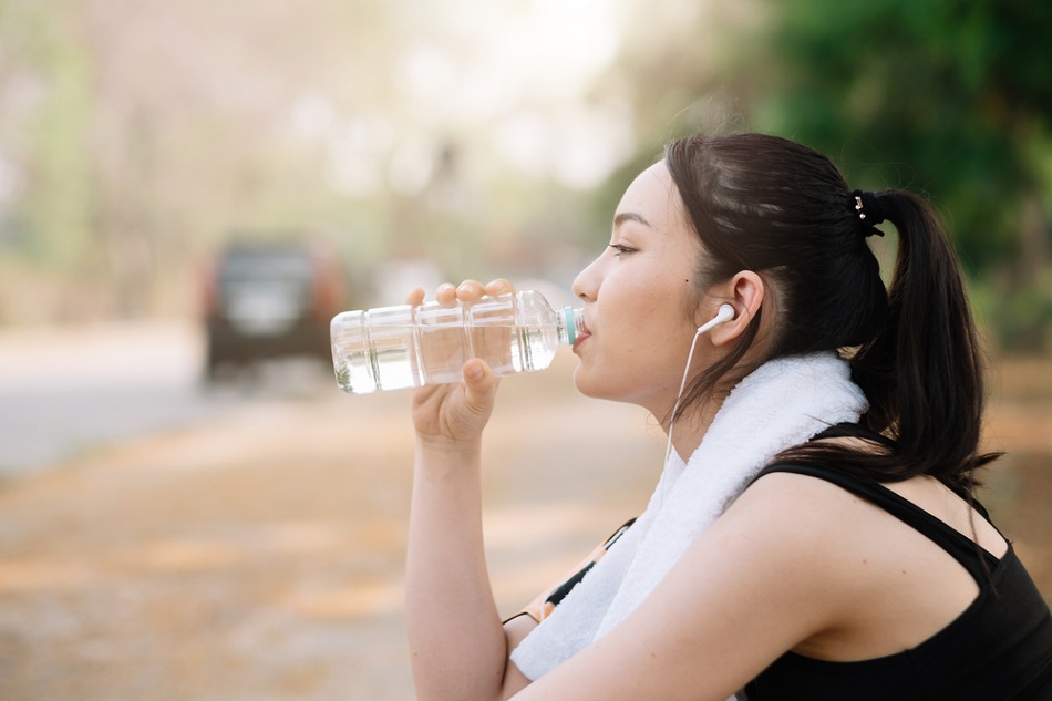 Uống nước giúp làm mát cơ thể khi tập luyện