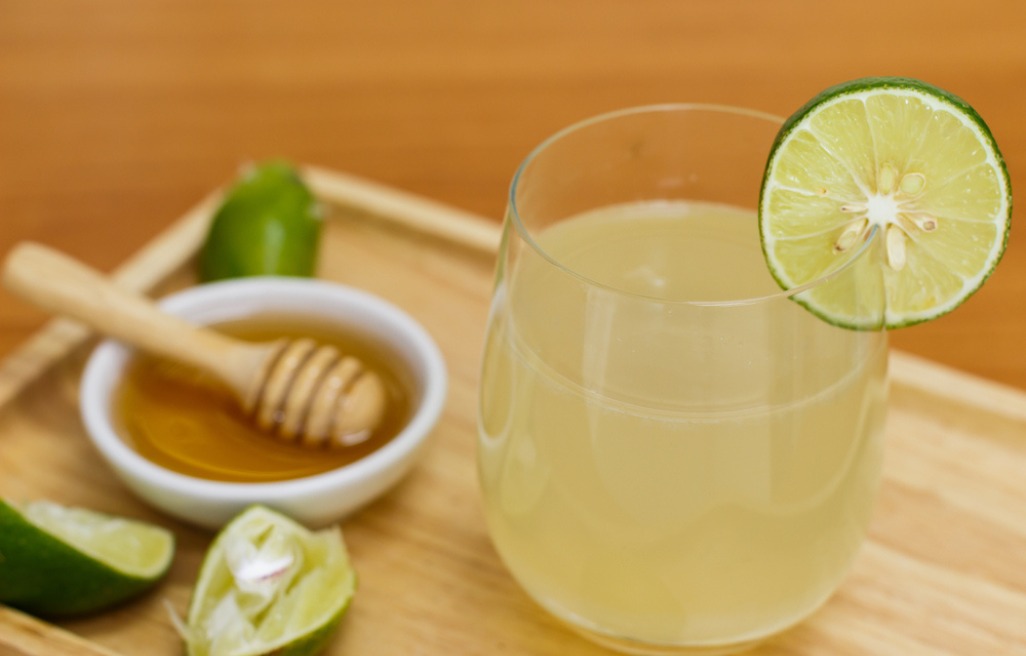 UỐNG NƯỚC CHANH MẬT ONG TRƯỚC KHI ĐI NGỦ GIÚP THƯ GIÃN VÀ CẢI THIỆN CHẤT LƯỢNG GIẤC NGỦ