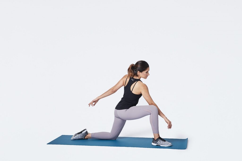 Bài tập giãn cơ Lunge Twist giúp giảm mỡ bụng và kéo giãn cơ 