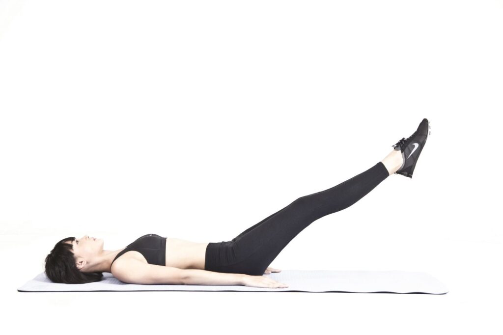 Lying Leg Raises – Nằm nâng chân giúp cơ bụng thon gọn