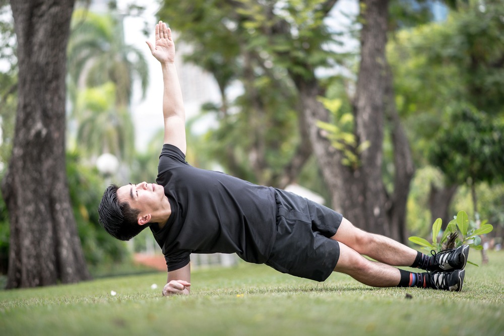 T Side Plank được nhiều người luyện tập để giảm số đo vòng 2 