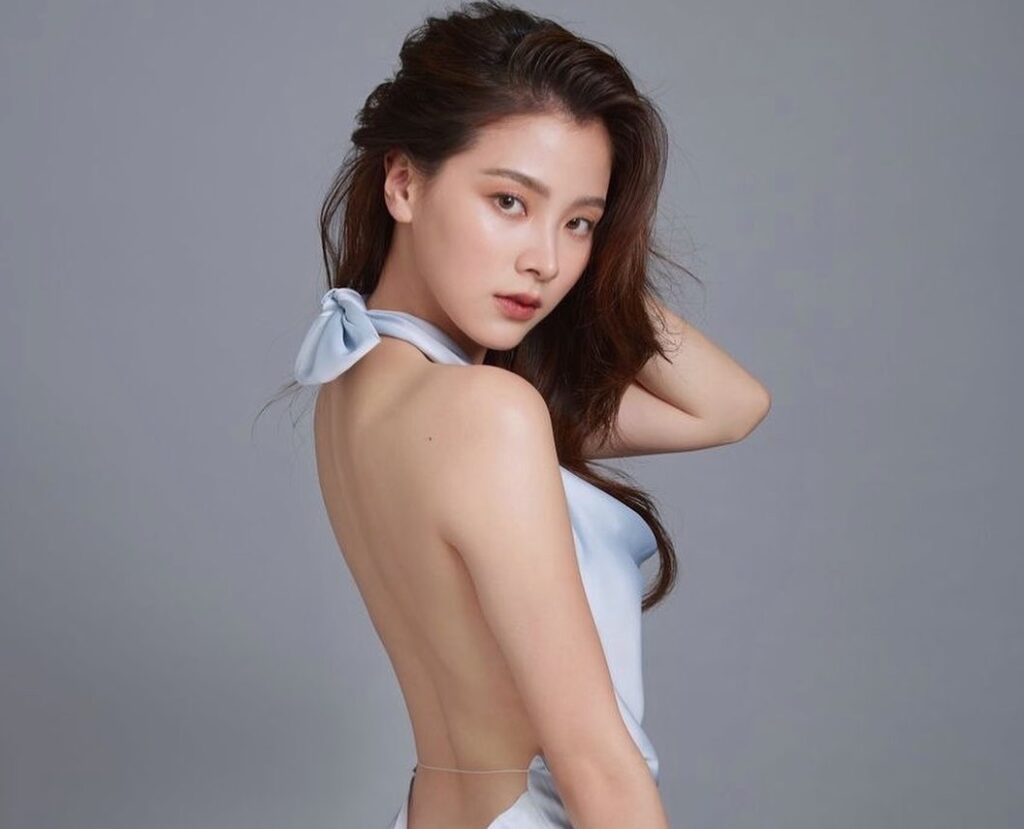 Nữ diễn viên Baifern Pimchanok sở hữu nhan sắc thăng hạng và đường cong lưng tuyệt đẹp