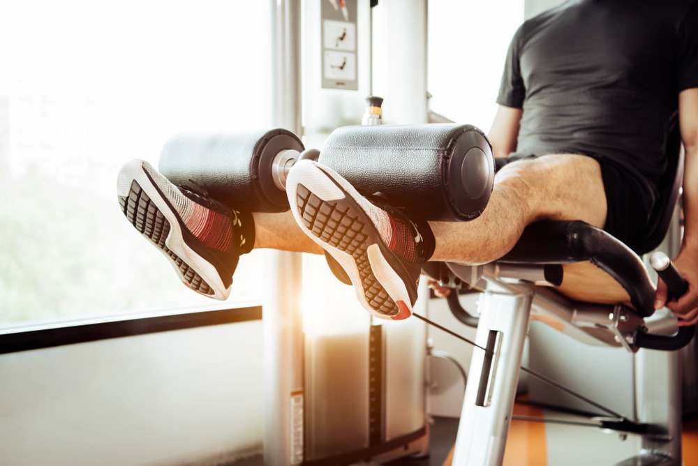 Để thực hiện bài Leg Extension bạn nên đến phòng gym để có máy hỗ trợ