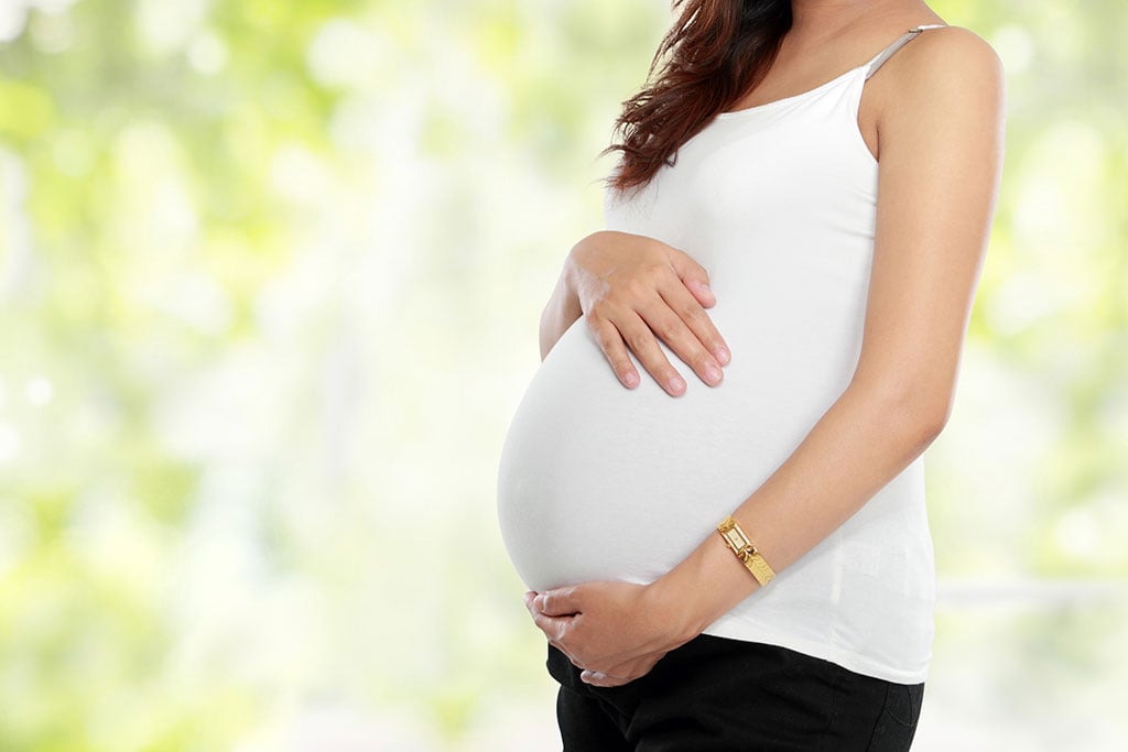 Phụ nữ đang mang thai không nên uống nước ép cần tây có thể gây nguy hiểm