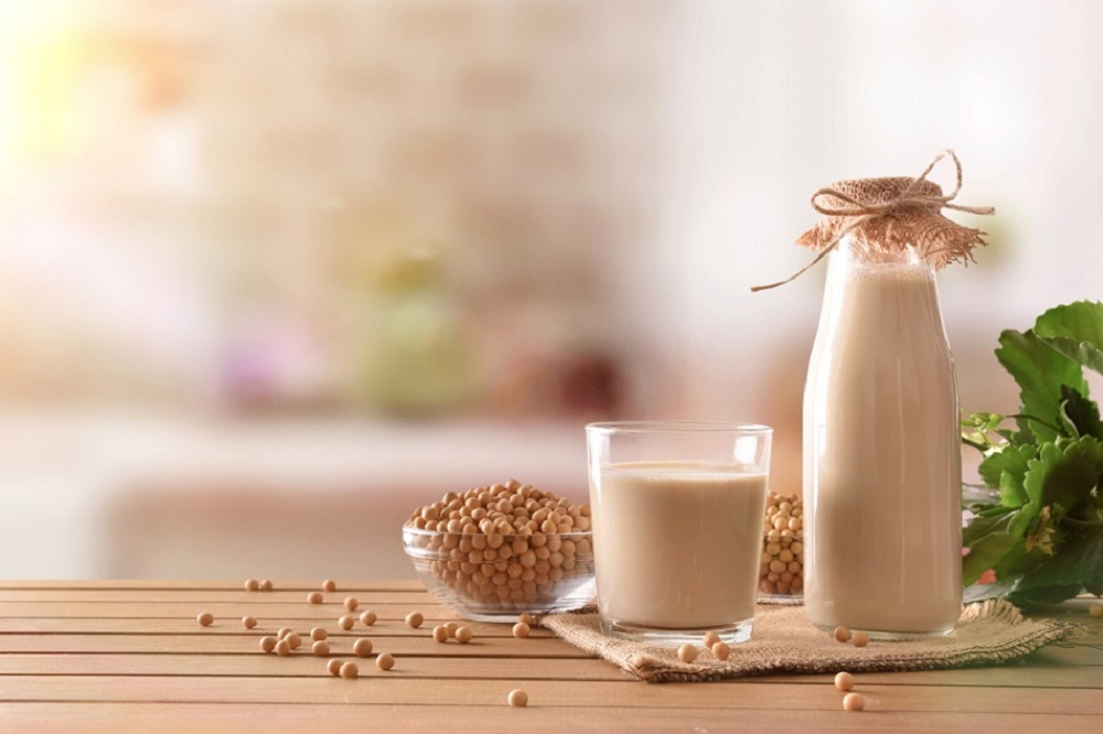 Uống sữa đậu nành đã được nấu chín và không để sữa bên ngoài quá lâu để đảm bảo sức khỏe