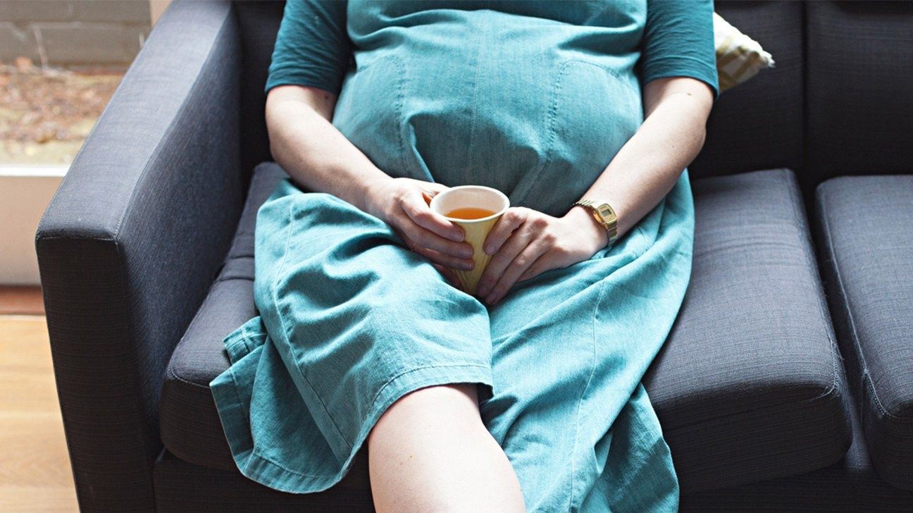 Phụ nữ mang thai có thể dùng trà xanh nhưng cần lưu ý về thời điểm sử dụng 