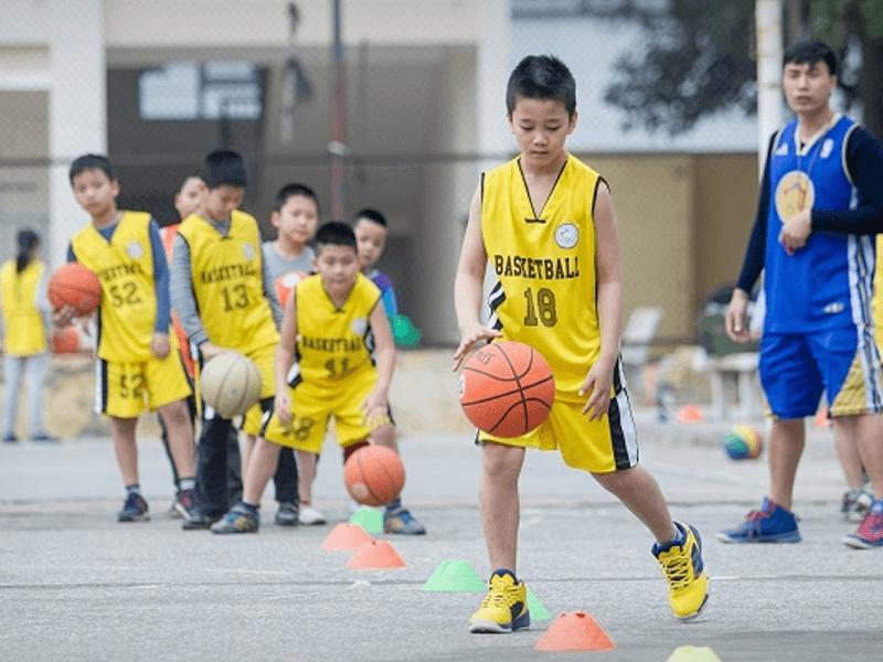 Bóng rổ là bộ môn hỗ trợ tăng chiều cao được khuyến khích cho trẻ chơi thường xuyên