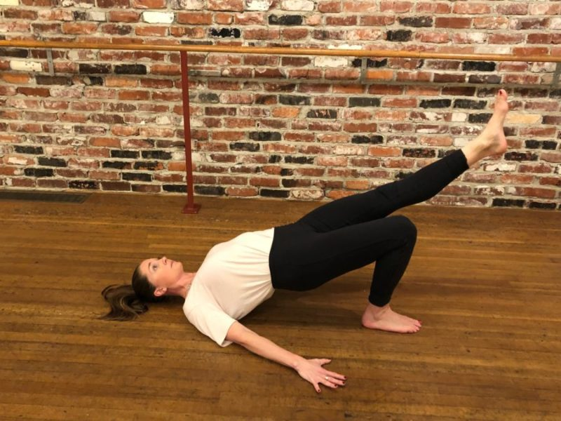 Bài tập Reverse Plank Hip Lift giúp cải thiện vóc dáng vòng 3