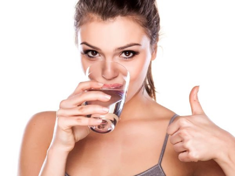 Uống nhiều nước vừa giúp bạn đẹp da vừa giúp giảm mỡ cơ đùi