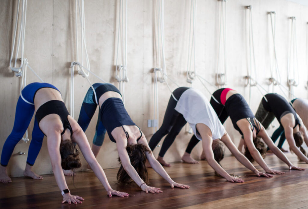 Iyengar yoga đòi hỏi người tập sử dụng một số dụng cụ hỗ trợ