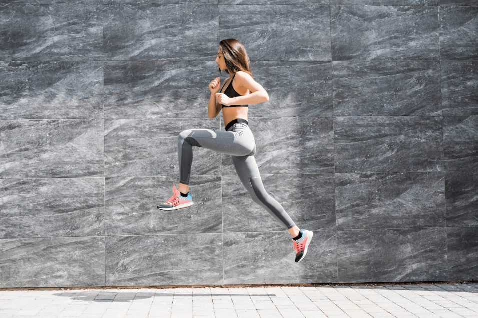 Nhảy xa đòi hỏi sự vận động linh hoạt của toàn bộ hệ thống cơ xương