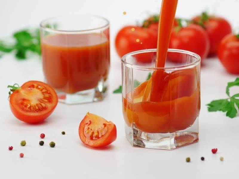Bạn cần chọn loại cà chua tươi và sạch để chế biến nước ép cà chua
