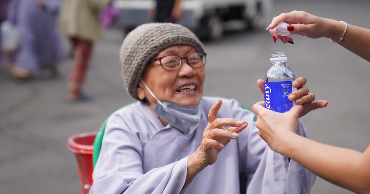 Ocany trao hơn 6.000 chai nước ion kiềm tại thiền viện Thường Chiếu