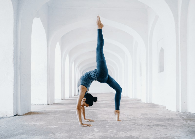 Luyện tập yoga flow giúp cải thiện khả năng giữ thăng bằng và ổn định 