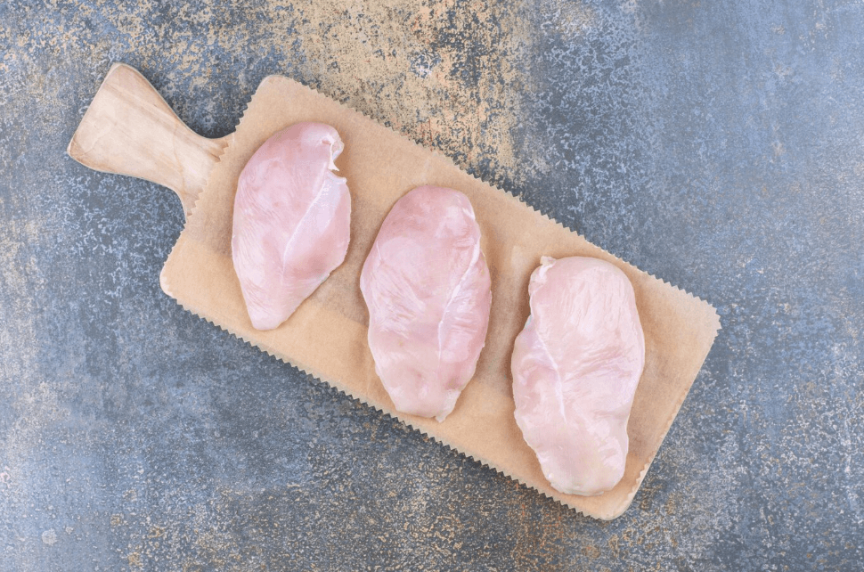 Khi ăn ức gà, bạn nên lọc bỏ phần da của nó