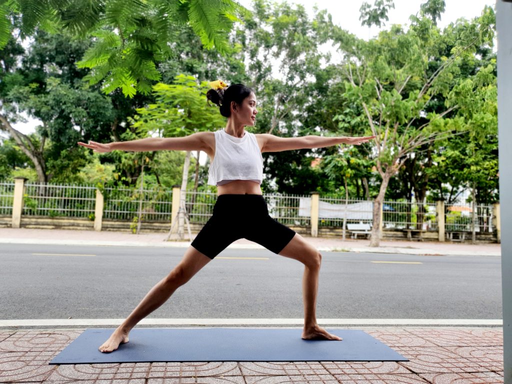 Tư thế chiến binh II là động tác gentle yoga giúp tăng cường sức khỏe của phổi