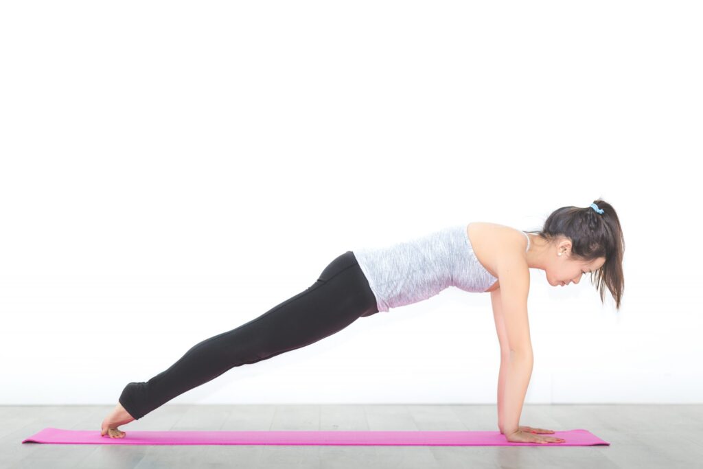 Đây là bài plank cơ bản được nhiều chị em lựa chọn để tập yoga giảm cân