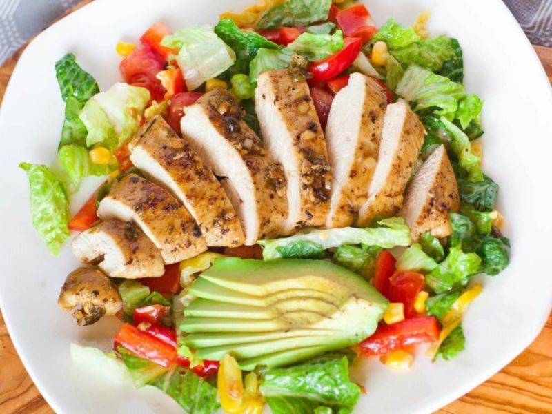 Salad ức gà ăn giảm cân rất tốt
