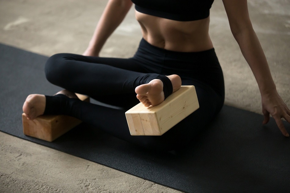 Bạn có thể dùng gạch tập cho những ngày mới làm quen với yoga 