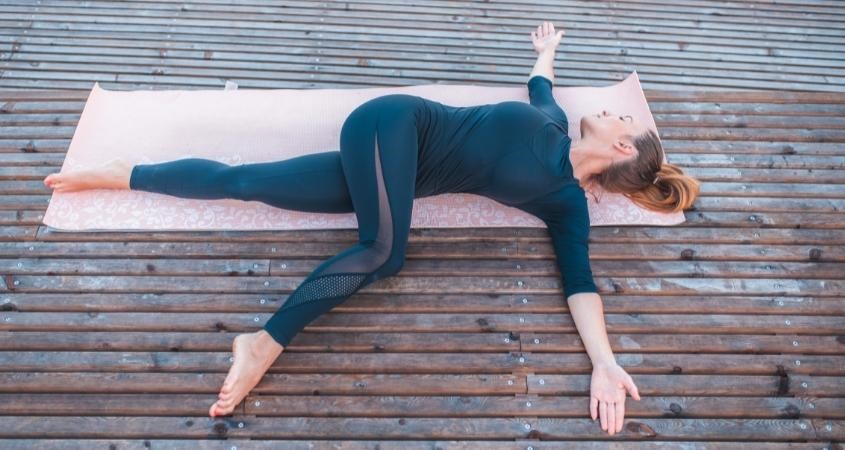 Tư thế yoga rễ xoắn là bài tập giảm các cơn đau nhức ở vùng lưng