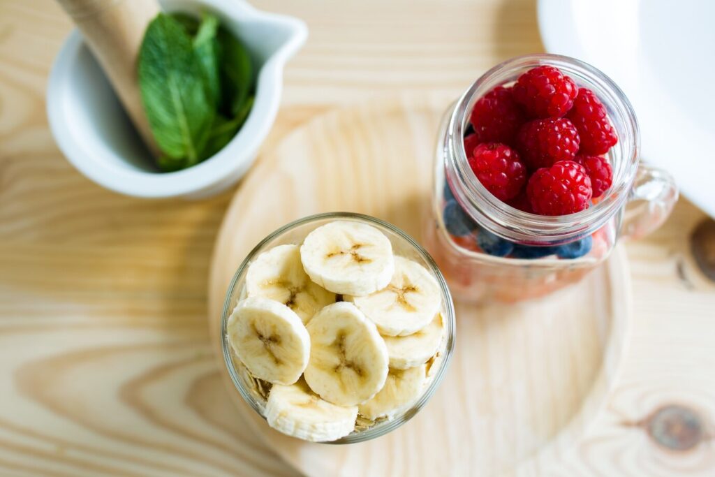 Ngoài ăn chuối giảm cân thì bạn có thể pha chế món sinh tố chuối và berry 