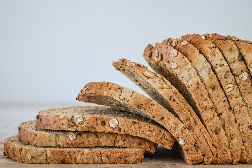 Thưởng thức 2 lát bánh mì nướng ngũ cốc cho bữa sáng giảm cân