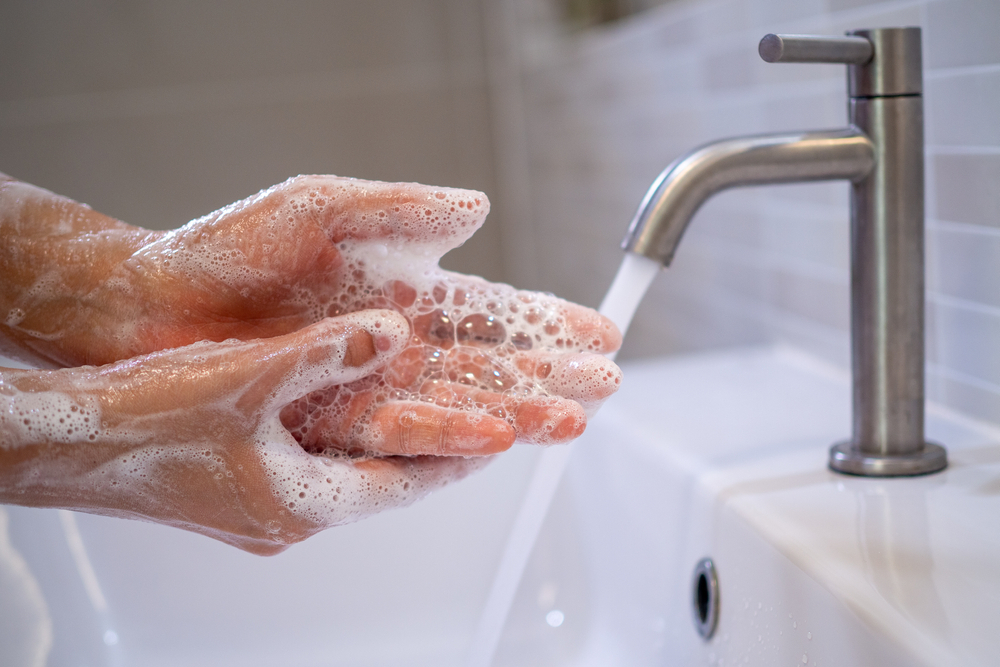 Vệ sinh tay sau khi đi vệ sinh có thể ngăn chặn lây lan vi khuẩn HP 