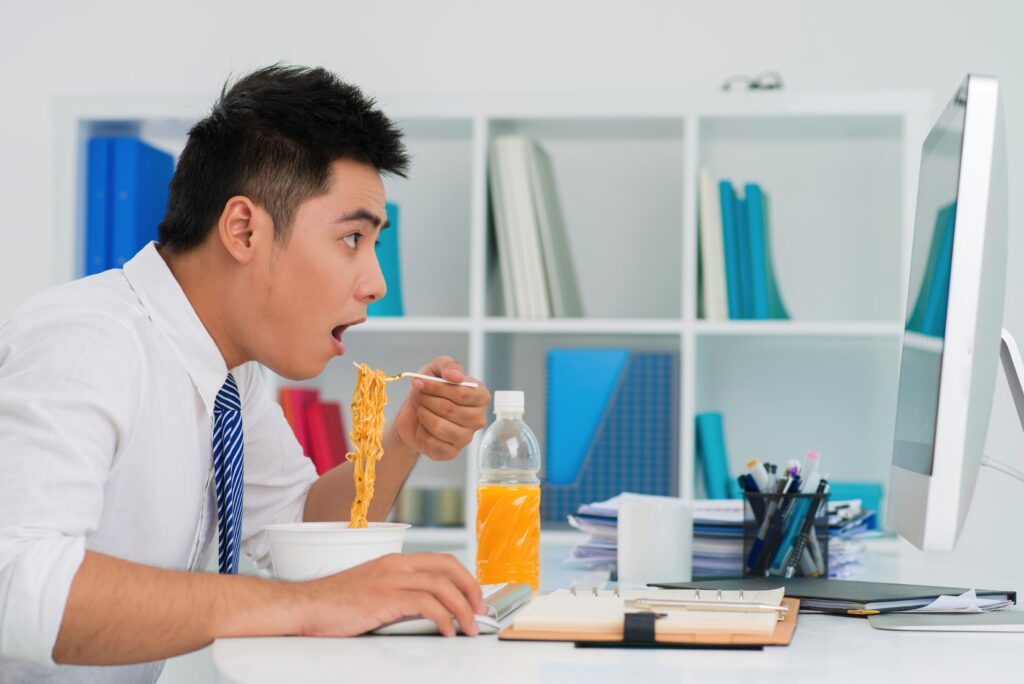Ăn uống không điều độ là một trong nhiều nguyên nhân khiến dạ dày bị viêm loét Ăn uống không điều độ là một trong nhiều nguyên nhân khiến dạ dày bị viêm loét