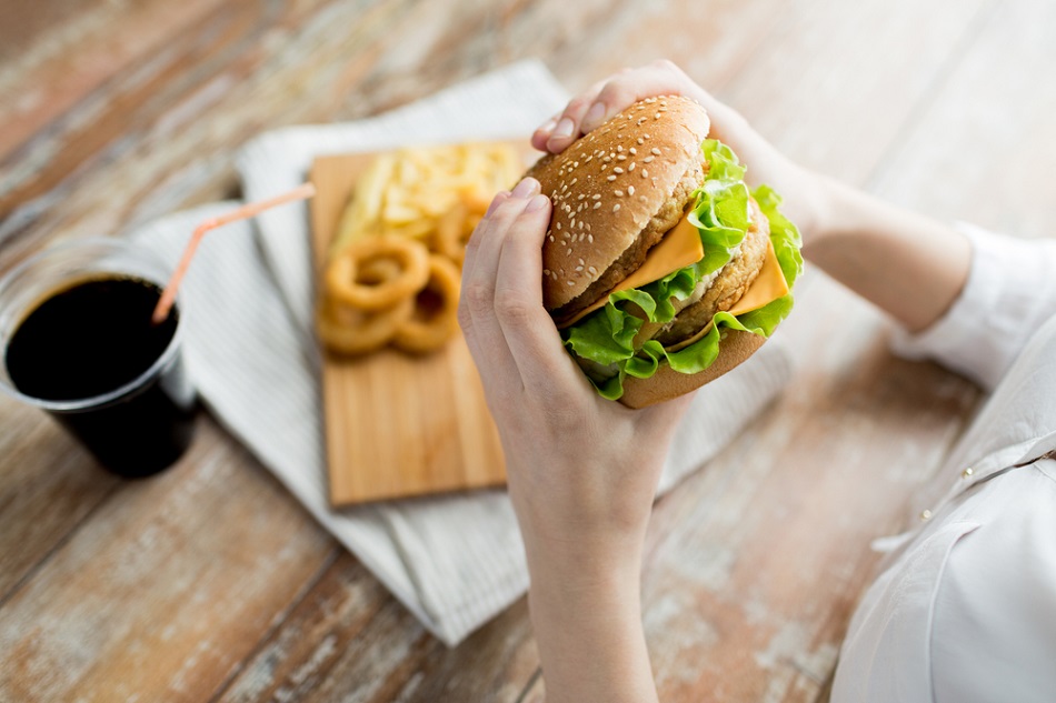Tiêu thụ quá nhiều đồ ăn nhanh không tốt cho hệ tiêu hóa 