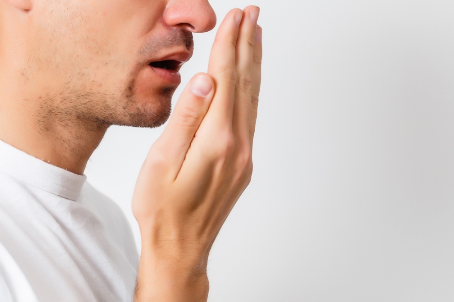 Dấu hiệu phổ biến khi bị thận là chứng hôi miệng, miệng có mùi giống kim loại