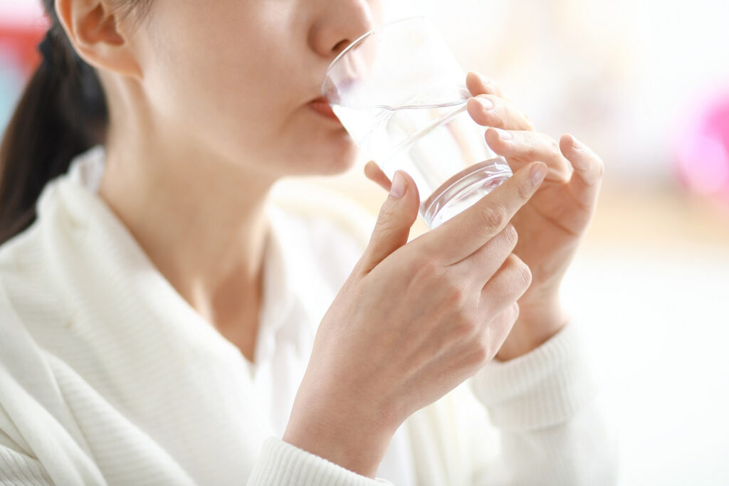Uống nước là một trong những trong mỗi cơ hội giản dị nhất nhằm thải độc 