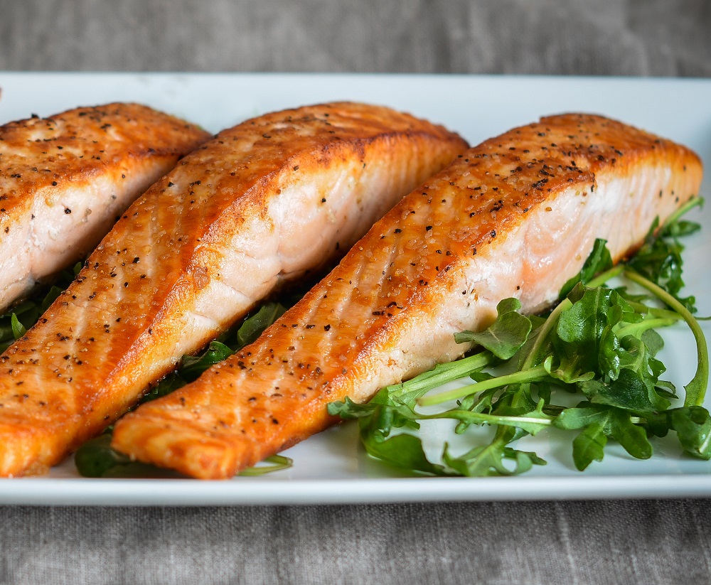 Cá hồi giàu chất dinh dưỡng, đặc biệt là axit béo omega-3 và protein
