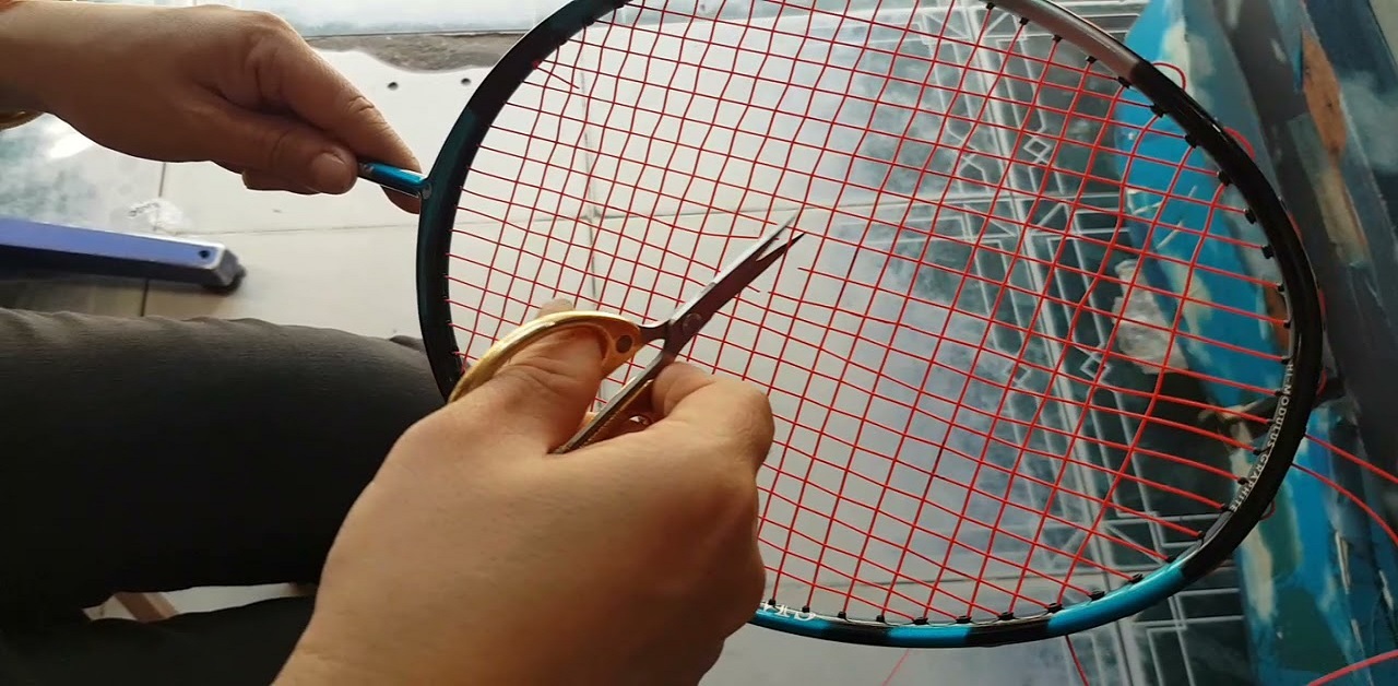 Cắt từ vị trí trung tâm của vợt để loại bỏ dây cũ